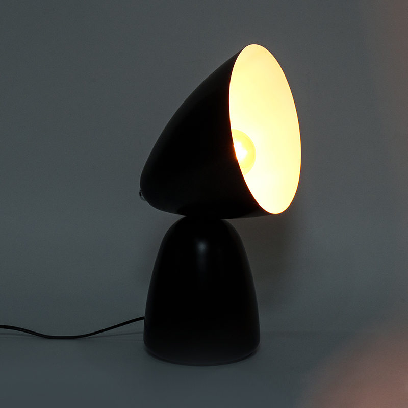 Eenvoudige retro metalen tafellamp