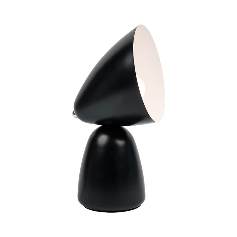 Eenvoudige retro metalen tafellamp