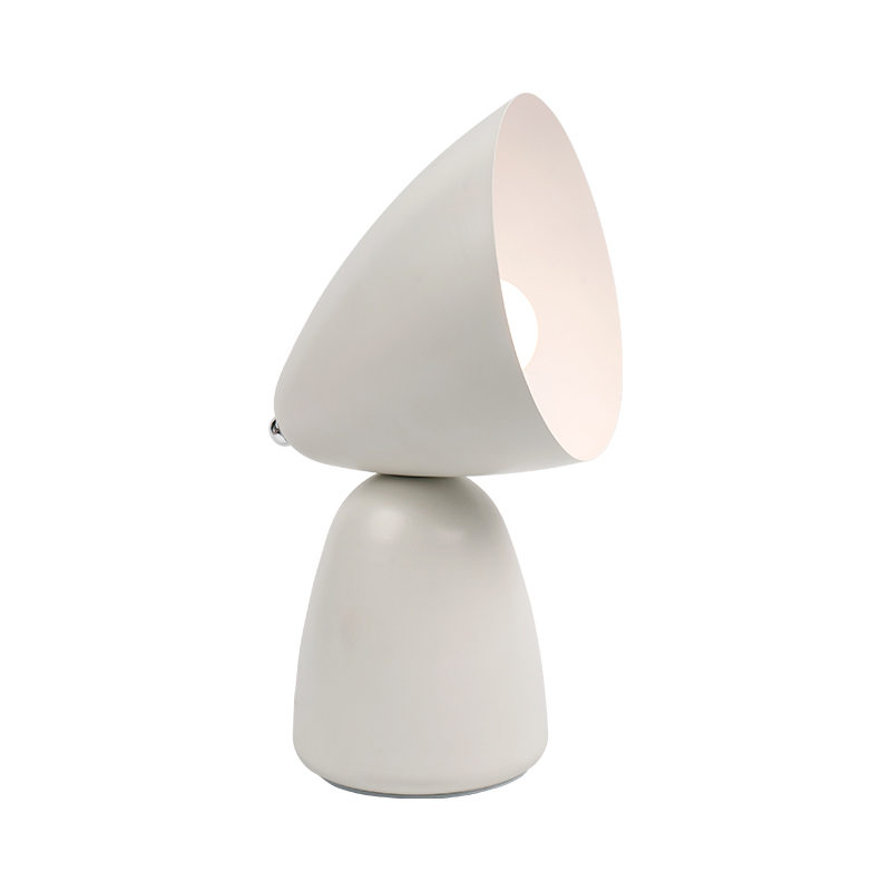 Eenvoudige retro metalen tafellamp