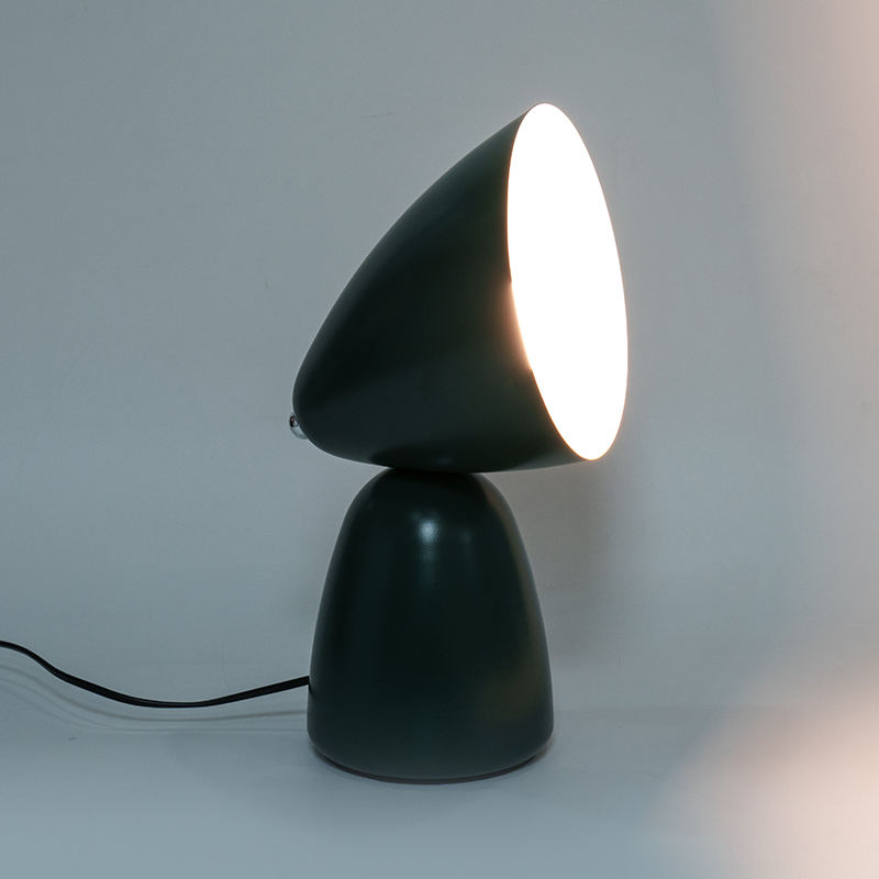 Eenvoudige retro metalen tafellamp