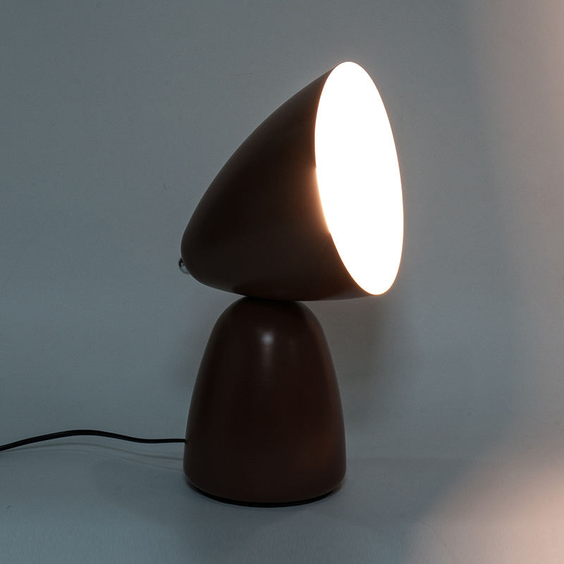Eenvoudige retro metalen tafellamp