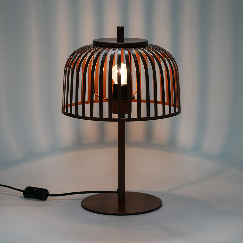 Noordse ijzeren decoratieve tafellamp