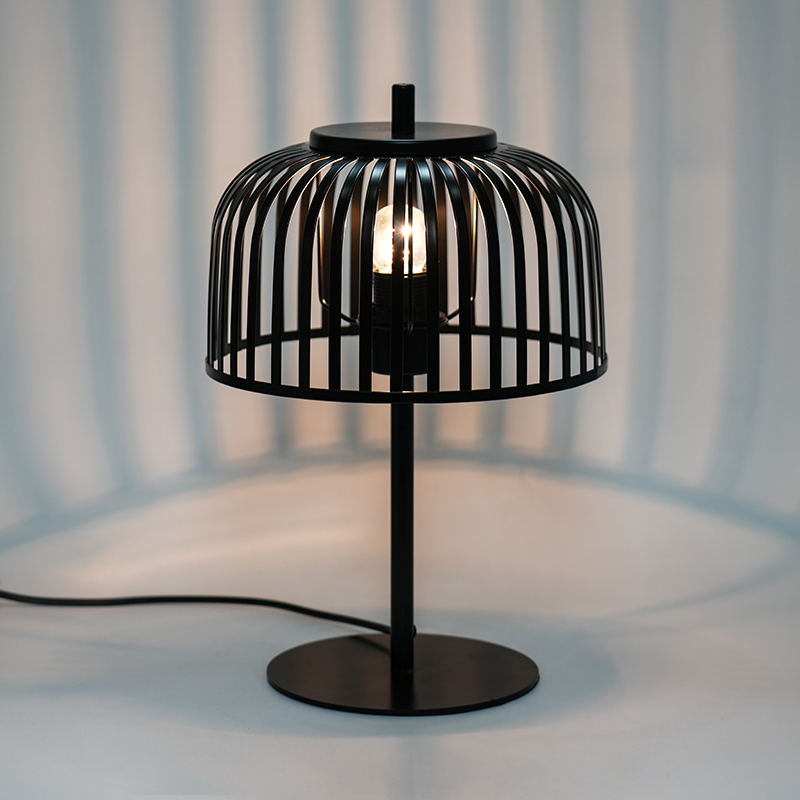 Noordse ijzeren decoratieve tafellamp