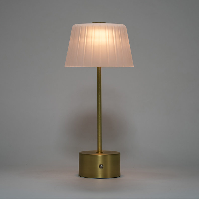 Gouden kegel LED -oplaadbare tafellamp