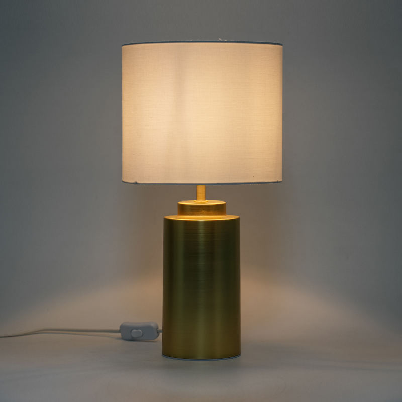 Eenvoudige en elegante metalen tafellamp