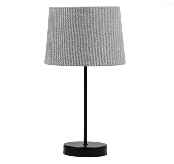 Hoe beïnvloedt de lampenkap van deze retro -hardware -stoffen tafellamp het verstrooiingseffect van licht?